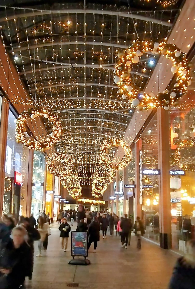 Exeterviews's tweet image. More from the Princesshay lights 🎄

Looking really good 👍 

Please share your Exeter Christmas photos on Love Exeter Facebook group at:

facebook.com/groups/LoveExe…

🎅 🎁 🛍️ ☃️ 🎄

#exeter #princesshay #devon #christmaslights #christmas #exeterchristmas #exeterviews #hohoho