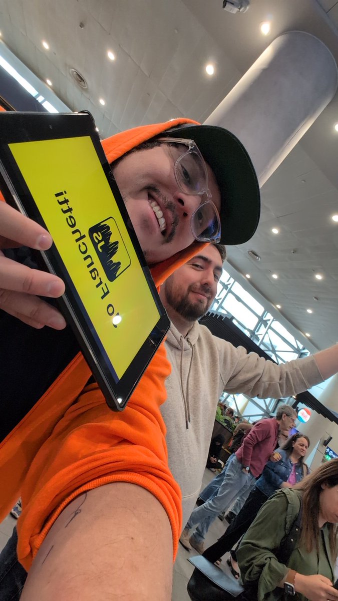 fforres's tweet image. We are at the airport about to welcome @jsconfcl first speaker!!