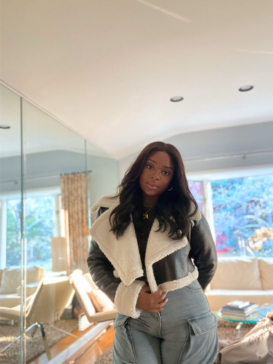 AWomansAmbition's tweet photo. Too glam to give a damn about size. 💎 #plussizebeauty #curves #haitianwomen #blackwoman #selflovepost https://t.co/S0kpA874C5