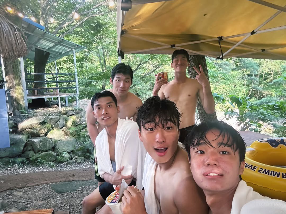 고딩인데
공시현김준홍김정훈전병관박창우
1학년8반같음