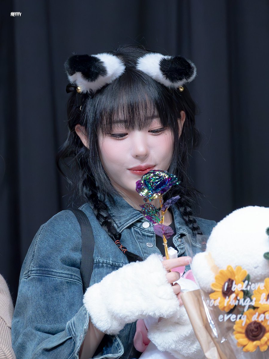 241117  
꽃을 든 냥이 🪻
#QWER #냥뇽녕냥 #HINA #ひな #장나영 #히나
@hapycb https://t.co/2bJYahL25Z