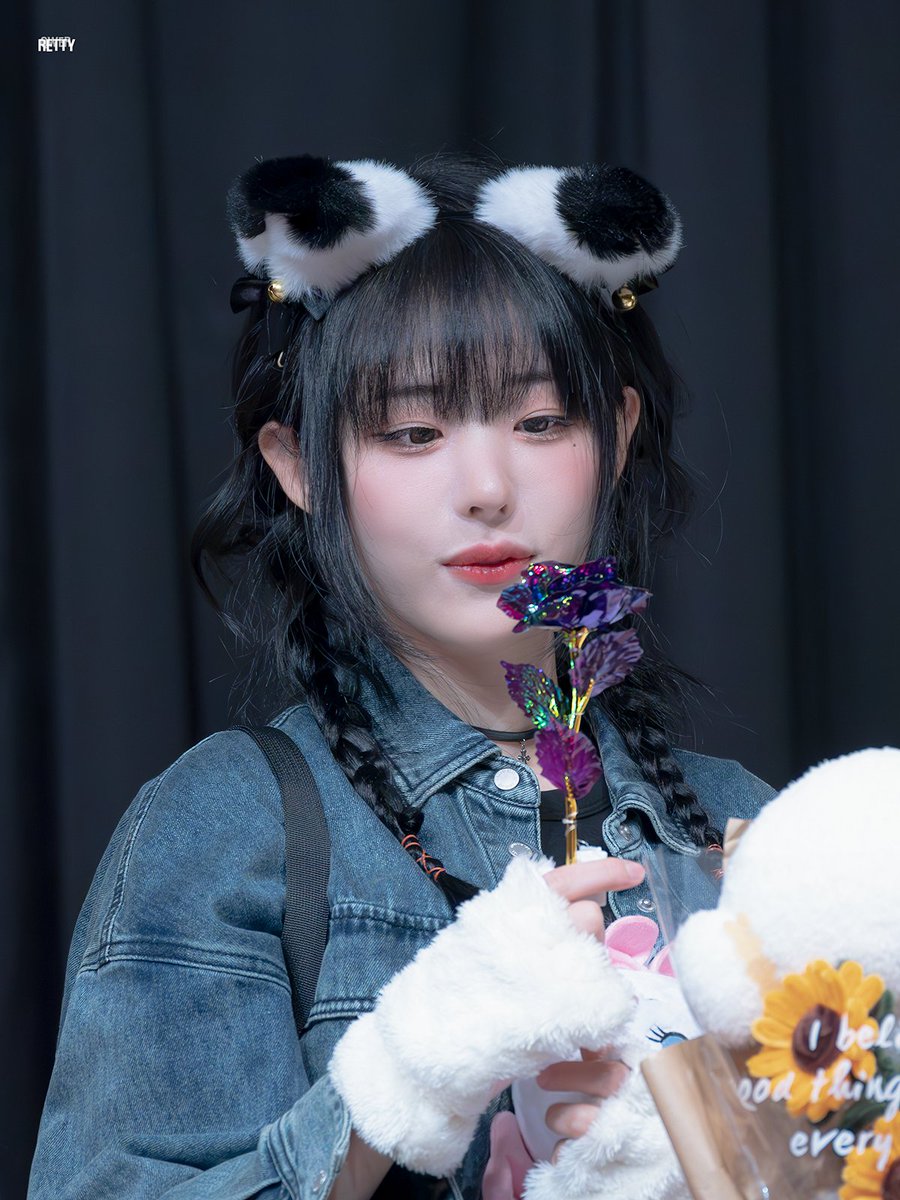 241117  
꽃을 든 냥이 🪻
#QWER #냥뇽녕냥 #HINA #ひな #장나영 #히나
@hapycb https://t.co/2bJYahL25Z