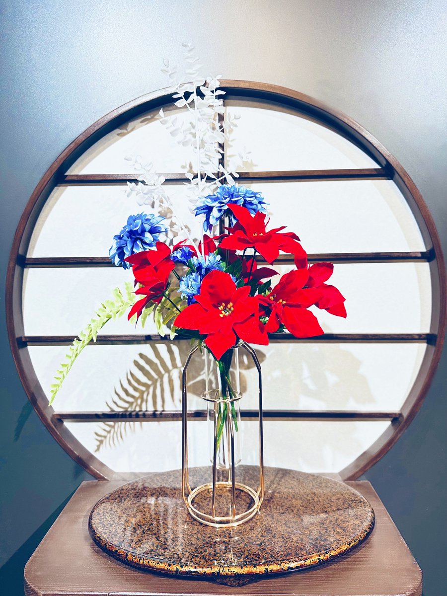 TOLERANCE_SALON's tweet photo. 12月スタート！！

今年も後1ヶ月となりましたね。
冬をテーマにお花をアレンジしてみました💐

まだまだ寒くなりますので暖かくして
体調に気をつけて年末年始を迎えましょうね！

#プライベートサロン
#TOLERANCE https://t.co/FoDlk47PKB