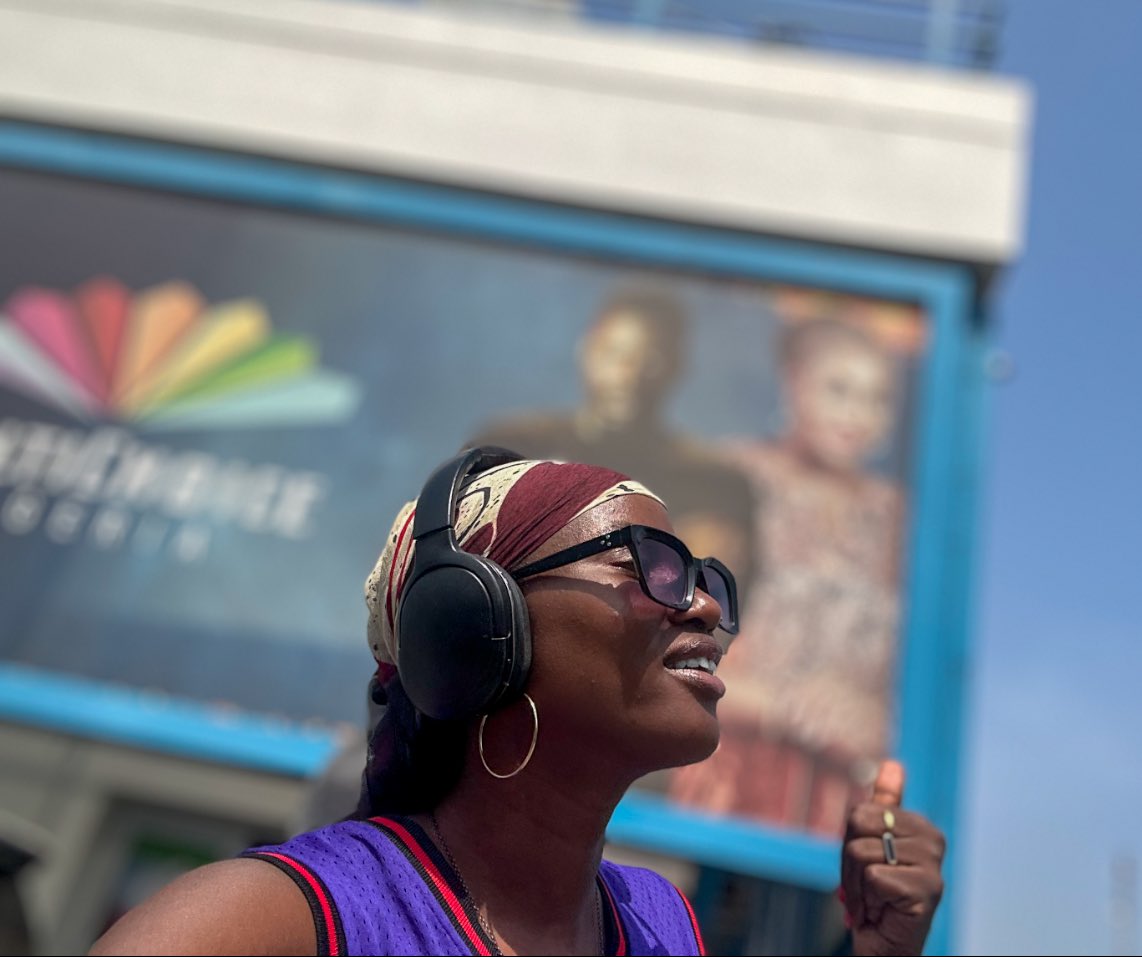 OfficialSuo's tweet image. Back to it. 🎙️🤝
I’ll be your #OfficialPidginCommentator for the double dose of Merseyside vs Manchester drama- #MUNEVE x #LIVMCI
Catch the game live CH203 @SuperSportTV x @dstvng 📺 
Change the language option to pidgin &amp;amp; let’s have a ball eh? ⚽️🔥
#EnergyChief
#ChiefSuo…