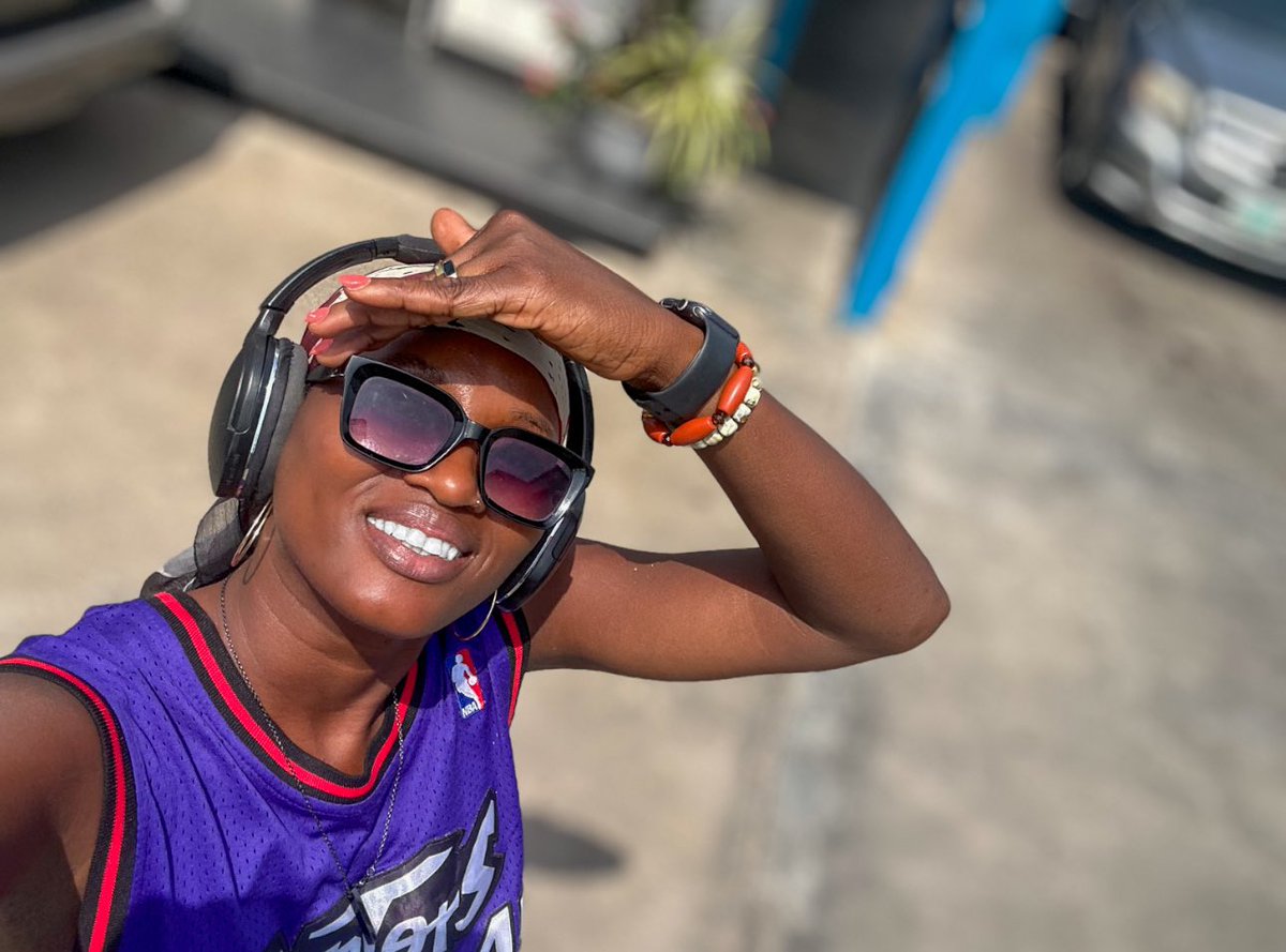 OfficialSuo's tweet image. Back to it. 🎙️🤝
I’ll be your #OfficialPidginCommentator for the double dose of Merseyside vs Manchester drama- #MUNEVE x #LIVMCI
Catch the game live CH203 @SuperSportTV x @dstvng 📺 
Change the language option to pidgin &amp;amp; let’s have a ball eh? ⚽️🔥
#EnergyChief
#ChiefSuo…