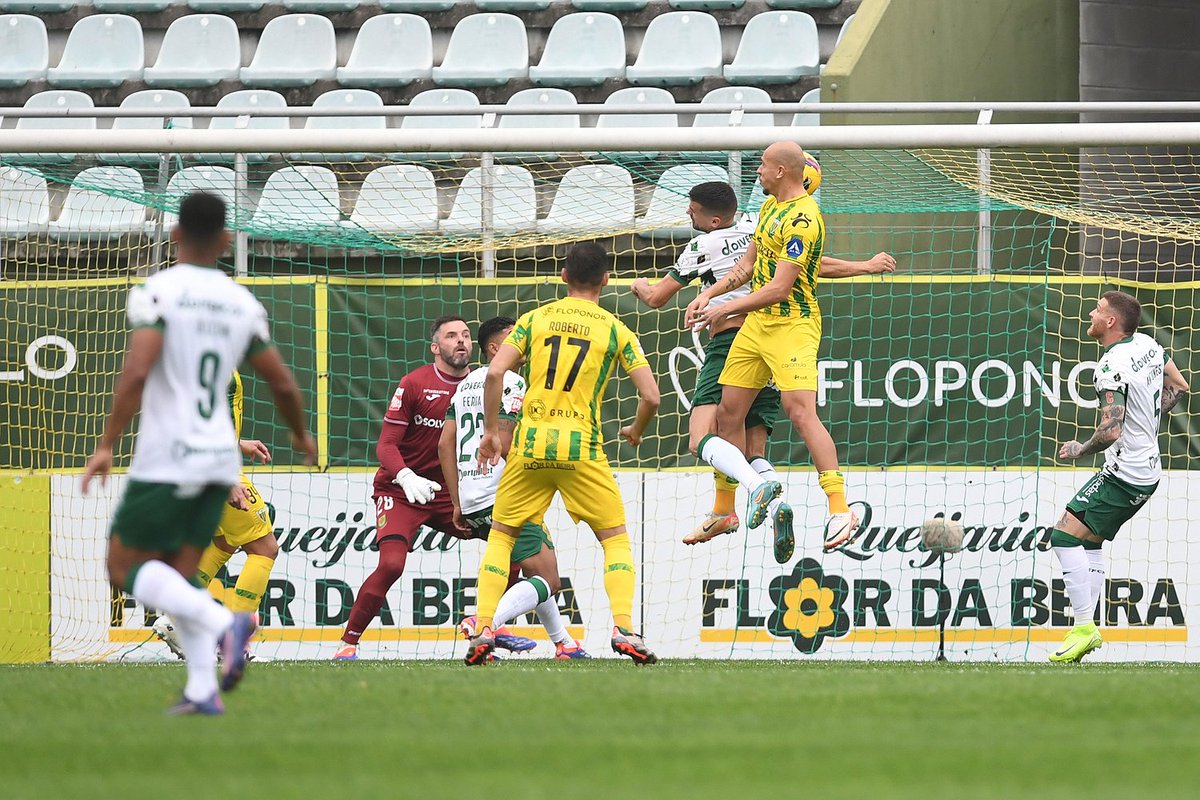 CDTondela1933's tweet photo. Foi aqui que pediram um golo a abrir? ⏱️🙃
Cícer⚽ 😎✌️
#PeloTondela #CDTFCPF https://t.co/9yEjBjv6VZ