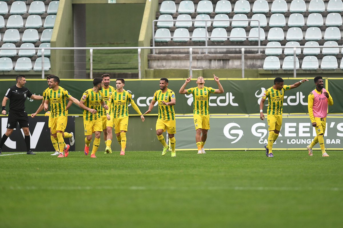 CDTondela1933's tweet photo. Foi aqui que pediram um golo a abrir? ⏱️🙃
Cícer⚽ 😎✌️
#PeloTondela #CDTFCPF https://t.co/9yEjBjv6VZ