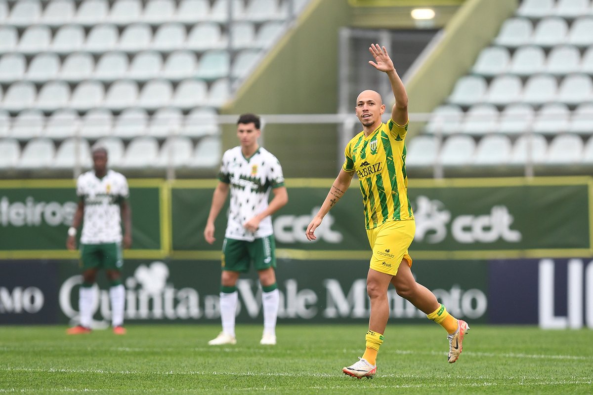 CDTondela1933's tweet photo. Foi aqui que pediram um golo a abrir? ⏱️🙃
Cícer⚽ 😎✌️
#PeloTondela #CDTFCPF https://t.co/9yEjBjv6VZ