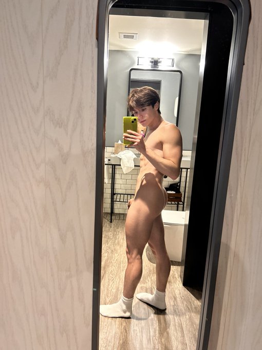 It&rsquo;s chilly in here. https://t.co/E9WlZm0m07