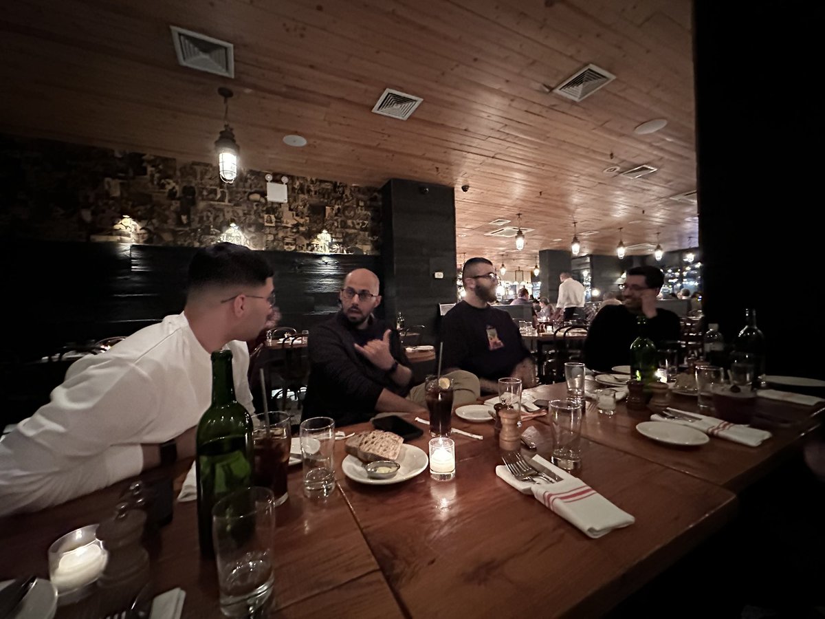 aghanamy's tweet image. "وكلما فُتنت بالريحِ أنفسُهم تقمّصوا فكرةَ الأشجارِ وانغرسوا"
نيويورك | 16 نوفمبر