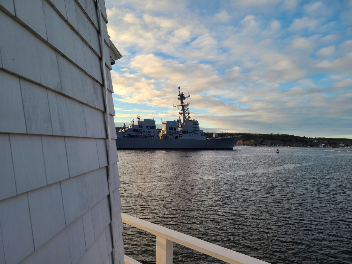 DoublingPoint's tweet image. A ship passes by Doubling Point Light on it's way back to Bath Iron Works. Courtesy of Karen Mignone
#Lighthouse #LighthousePhotography #DoublingPoint #BathIronWorks #Mainecoast @bathmaine