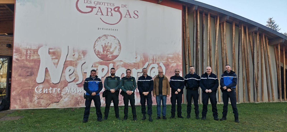 Mercredi 27 novembre., j'ai accueilli le CE M. Grimaud, com. la cie. de <a href="/Gendarmerie/">Gendarmerie nationale</a> de Bagnères-de-Bigorre qui recevait ses homologues de la Guardia Civil de Graus, sur le site de #Gargas, géré par <a href="/CCNesteBarousse/">Communauté de Communes Neste Barousse</a>, pour une réunion de coopération internationale et une visite.