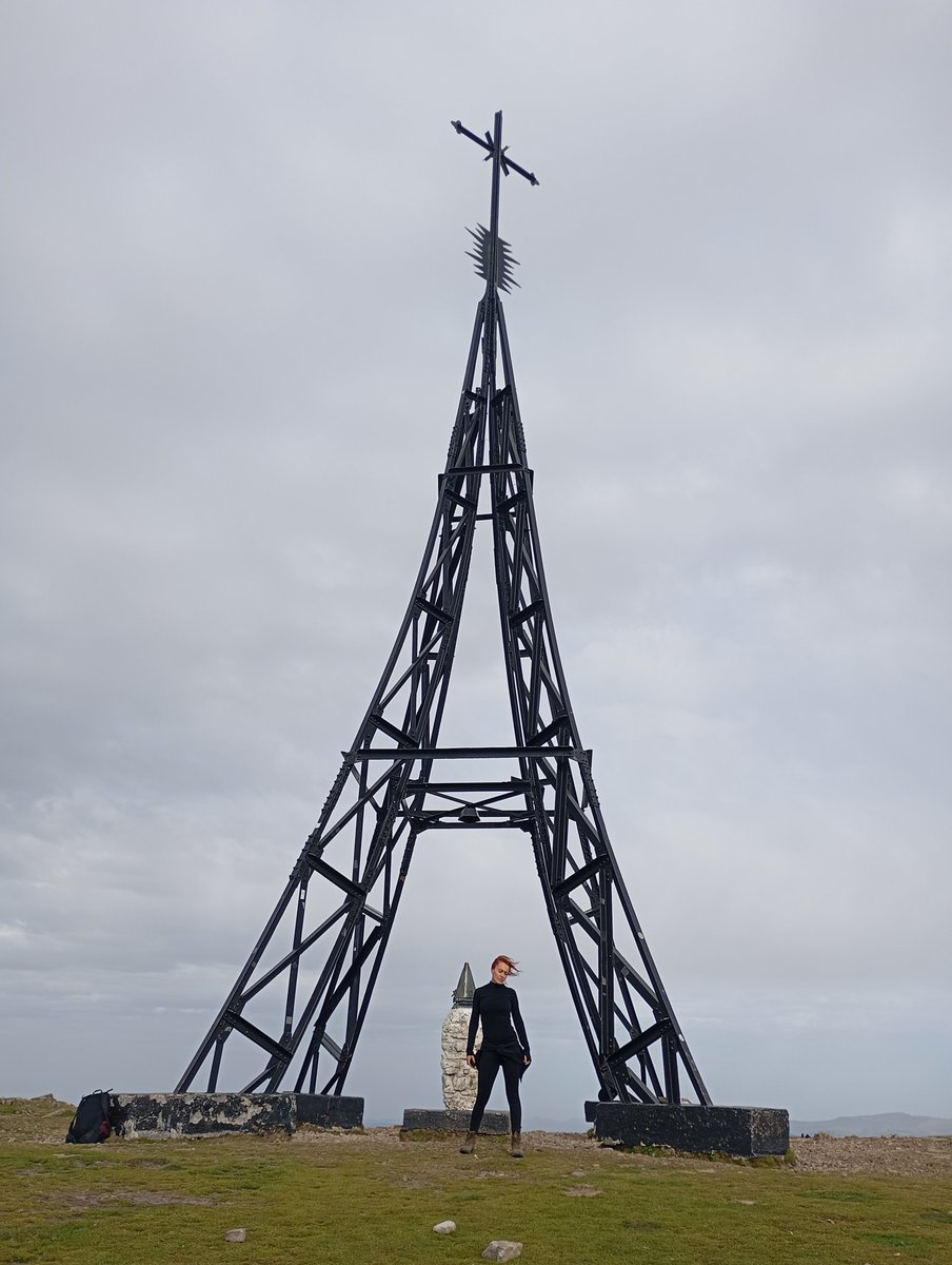 LindaneAne's tweet image. Como vasca, montañera y atea, me avergüenza que haya simbología católica en las cimas de nuestros montes. Habría que quitar todas las cruces.
Ningún pueblo será libre hasta que no arda la última brizna de religión.
Otro día hablamos de las cruces  católicas de nuestra ikurriña.