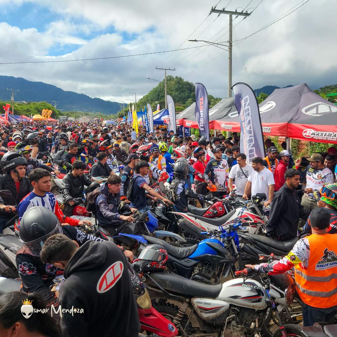 Ambiente que se vive en La Copa Trocha - Edición Jinotega ❤️🤍💚 

📍 Parque de Ferias #PLOMO19