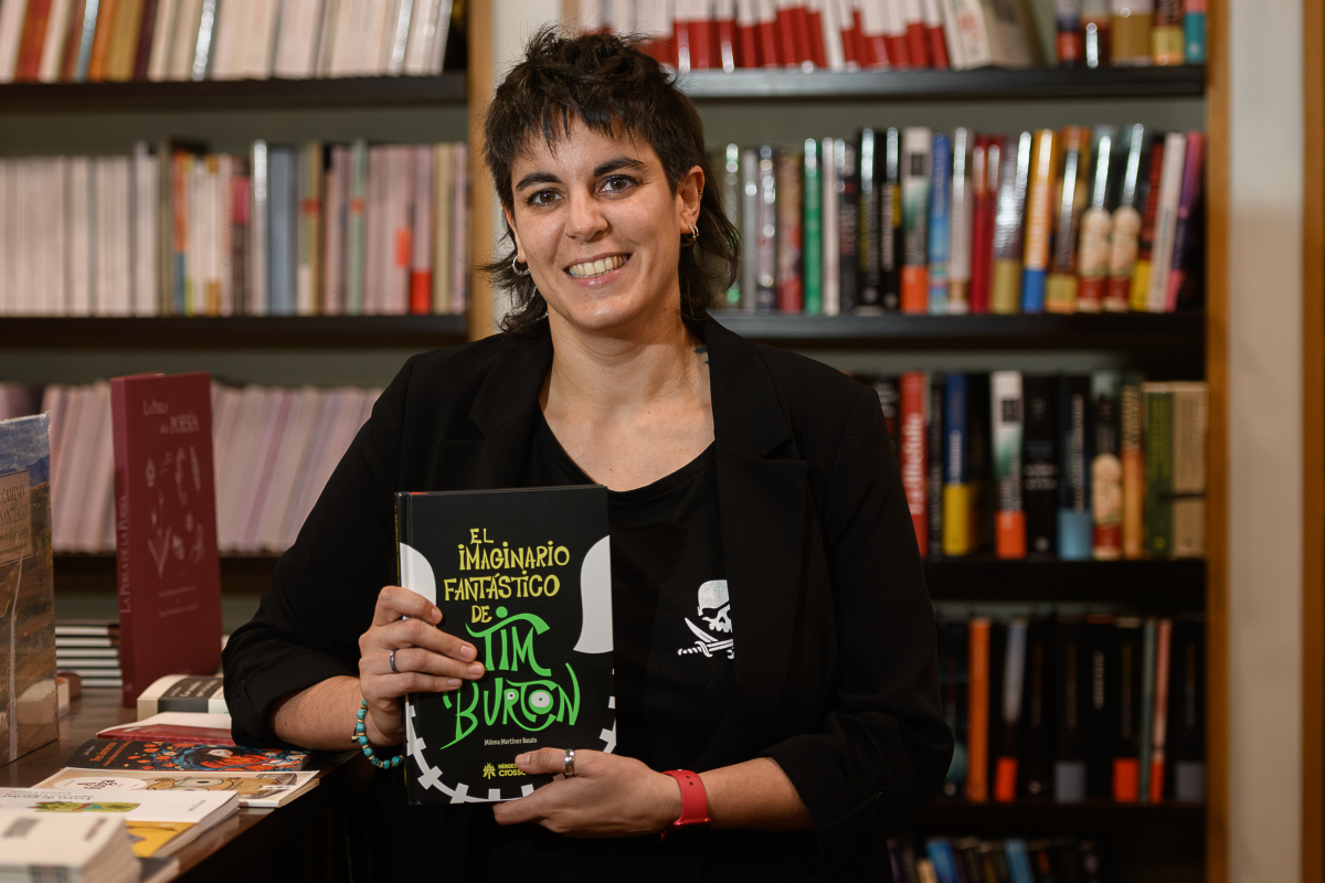 ⬜️ RETRATOS #OUFF2024 · MILENA MARTÍNEZ ⬜️

Milena Martinez acompañounos nos #EncontrosLiterariosdeCine presentando o libro "El imaginario fantástico de Tim Burton" na librería Eixo.