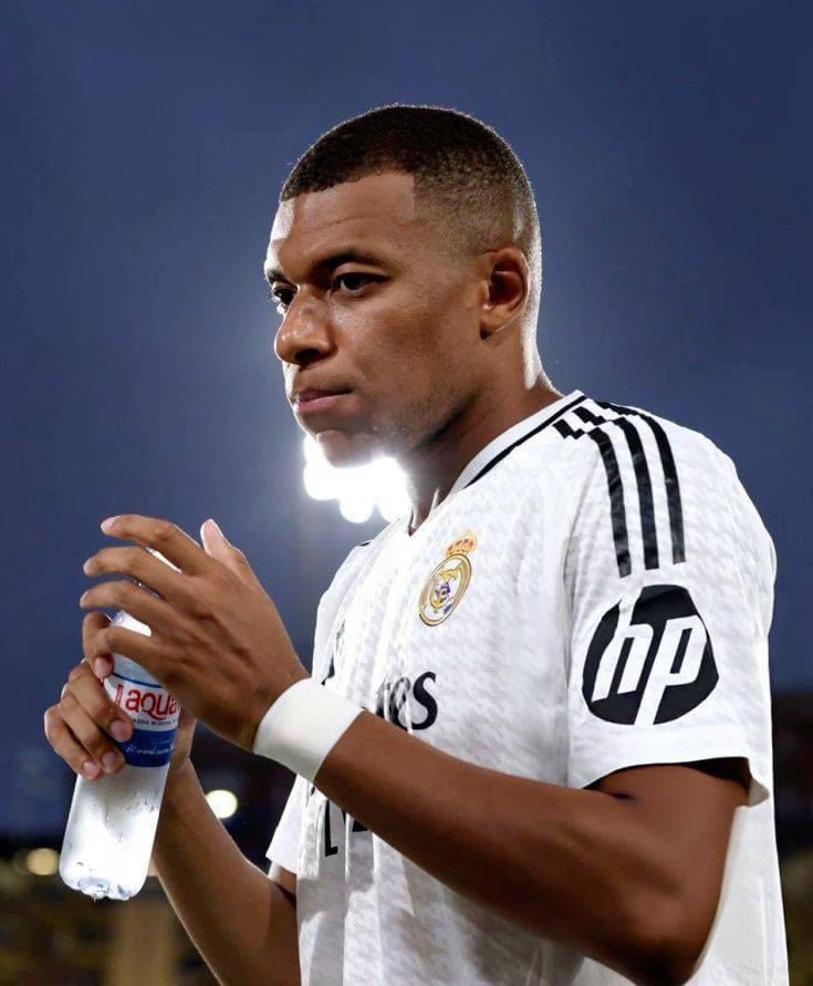 Kahlouchehamza2's tweet photo. فنيا: اللاعب السريع قليلا ما يقع في التسلل ، لانه يعتمد على سرعته في خطف الكرات من المدافعين
لكن لما يحصل نزول في الحضور البدني يتعرض اللاعب إلى نقص الثقة في نفسه و في سرعته، فتجده متسرعا و يسقط بسرعة في فخ التسلل!
#مبابي #ريال_مدريد #ريال_مدريد_خيتافي https://t.co/72TMxPrQbn