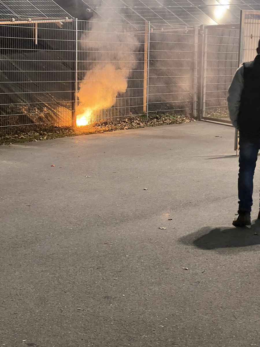 svebart's tweet photo. @drecksuser Feuerwerkskörper nach dem Spiel in den Ausgangsbereich werfen, wenn normale Fans gehen. Brutale Leistung 1.FC Saarbrücken https://t.co/ydvVpf5DCL