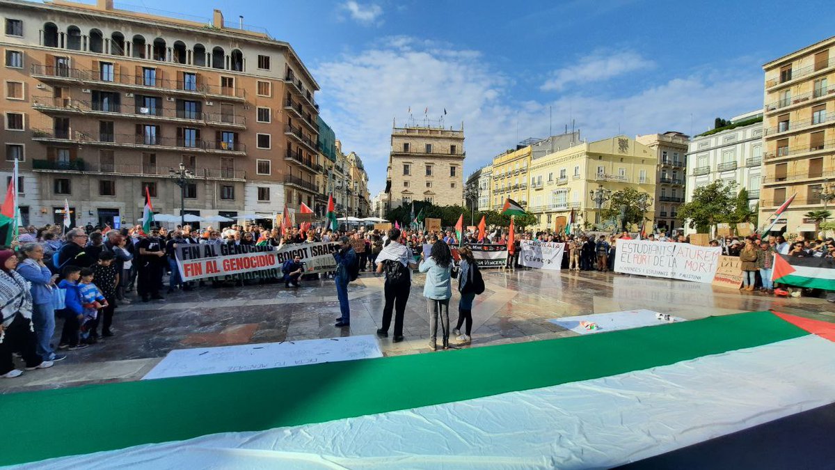 BDSPaisValencia's tweet photo. 🇵🇸 📢 Moltes gràcies a totes les persones que ens acompanyat en una nova protesta a València en solidaritat amb el poble palestí!

Una mobilització que és una de les 13 al País Valencià (i de les més de 50 a tot l'Estat) d'aquestos dies i la 11ª de l'últim any! ⬇️ https://t.co/caZ8twrBen
