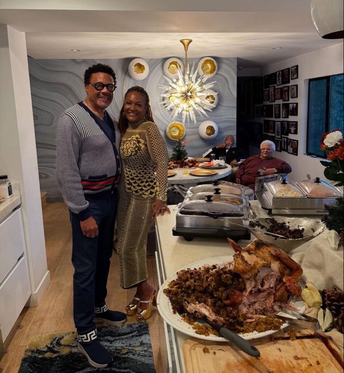 Mundioli's tweet photo. Seems @JudgeGregMathis Got his wife (@LindaYMathis) back just in time for the #Thanksgiving holidays 🦃🍗
#CheaperToKeepHer #FamilyAffair https://t.co/QzW1g5AVnM