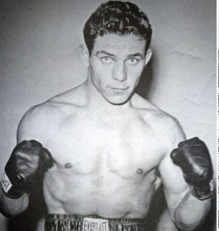 Jouhatsu_ai's tweet photo. Ce boxeur juif de 16 ans a été contraint de participer à 76 combats à mort dans un camp nazi.

Les règles ? Gagner ou mourir.

Il a survécu contre toute attente, puis a affronté Rocky Marciano lors de son dernier combat.

Voici l'histoire inédite qui l'a hanté jusqu'à la fin de sa vie :