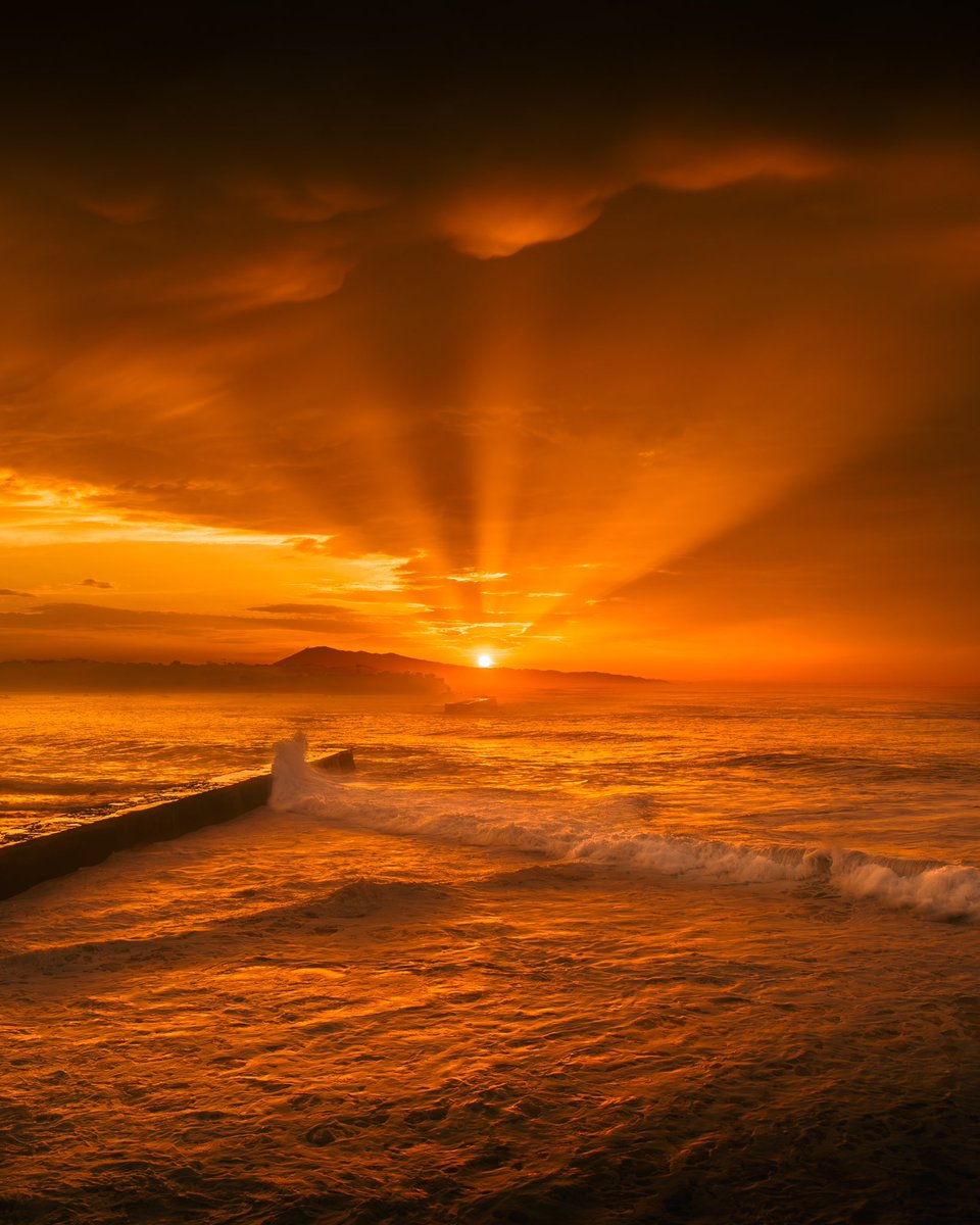 Un soir flamboyant au-dessus de la baie de Saint-Jean-de-Luz, sous un ciel en feu