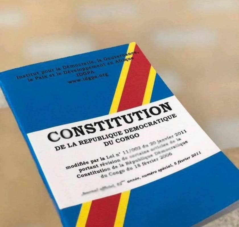 KBilladao's tweet photo. La constitution est une charte sacrée qu’on ne peut toucher qu’avec des mains tremblantes.Elle est semblable à une femme mariée,une femme mariée on ne la touche pas par principe,mais on la touchée exceptionnellement q pour juste motif et pr la touchée il faut en être gynécologue. https://t.co/rj4qHpuszp