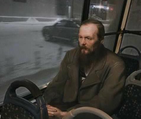 Şimdi tüm dürüst insanlar çıldırmış durumda. Yalnızca, vasat ve yeteneksizler yaşamdan keyif alıyor.

Dostoyevski/Delikanlı