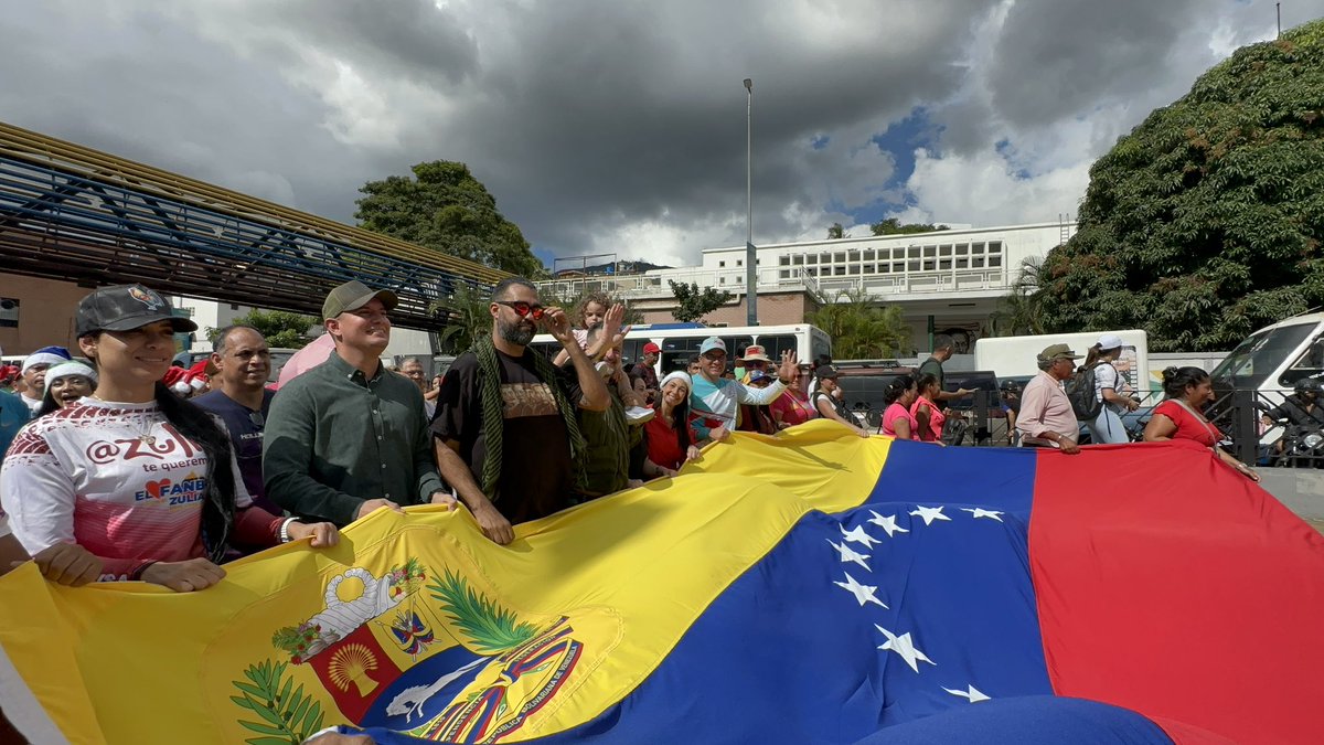 madeleintlSUR's tweet photo. Así va la marcha por el inicio de la Navidad en Venezuela mucho color y calor de pueblo, rumba. https://t.co/4IKJEG7KDh