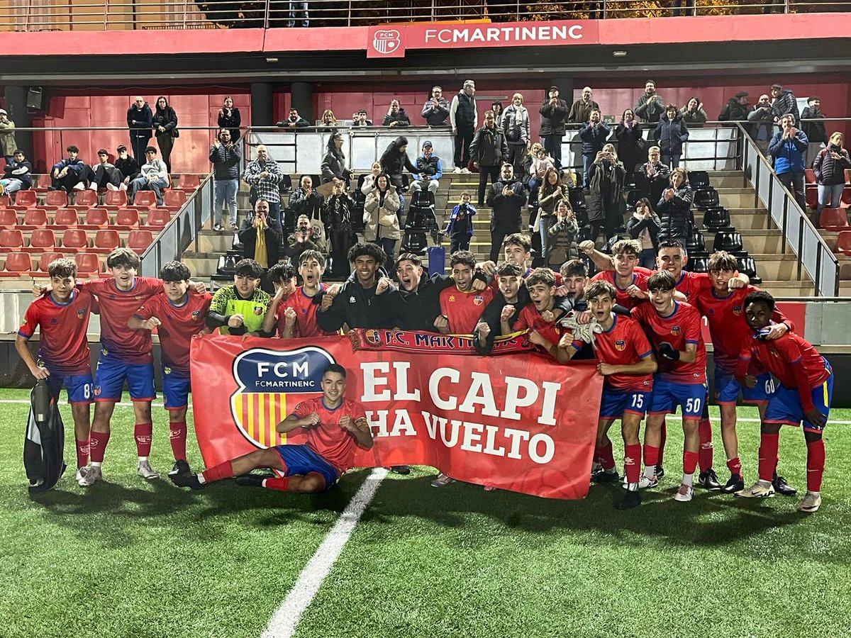 😍 Al partit del Cadet B Masculí del #FCMartinenc vivíem un retorn molt esperat!

⚽️ Aleix Alcázar disputava minuts de competició després d'un any recuperant-se d'una lesió de creuats.

🧣 Amb victòria i pancarta dedicada!

#SomMartinenc