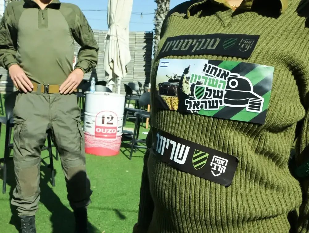 וואלה (@wallanews) on Twitter photo בצל המלחמה, מאות הורים ליוו את ילדיהם לגיוס השריון: "חשוב לנו שישרתו" | <a href="/hodaya_ran/">hodaya ran</a>
news.walla.co.il/item/3708519 בצל המלחמה, מאות הורים ליוו את ילדיהם לגיוס השריון: "חשוב לנו שישרתו" | <a href="/hodaya_ran/">hodaya ran</a>
news.walla.co.il/item/3708519