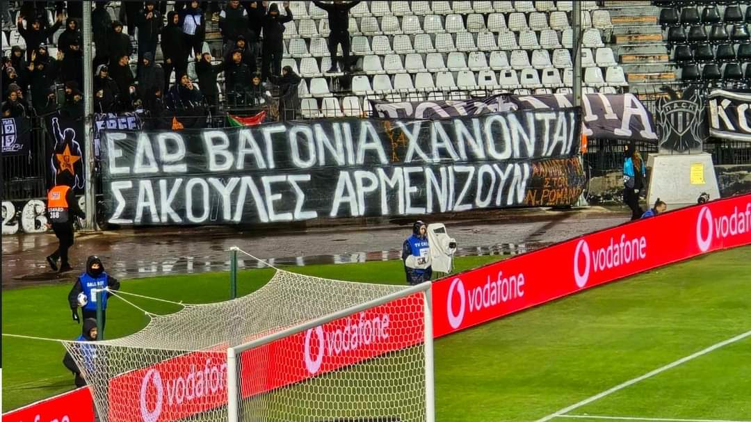 chris_avramidis's tweet photo. "Εδώ βαγόνια χάνονται 
Σακούλες αρμενιζουν 
Αλληλεγγύη στον Ν. Ρωμανό"

Πανό που ανάρτησαν οι οπαδοί του #ΠΑΟΚ για τα #Τεμπη και για να δείξουν ότι είναι #με_τον_ρωμανο https://t.co/JPXfSPEC2m