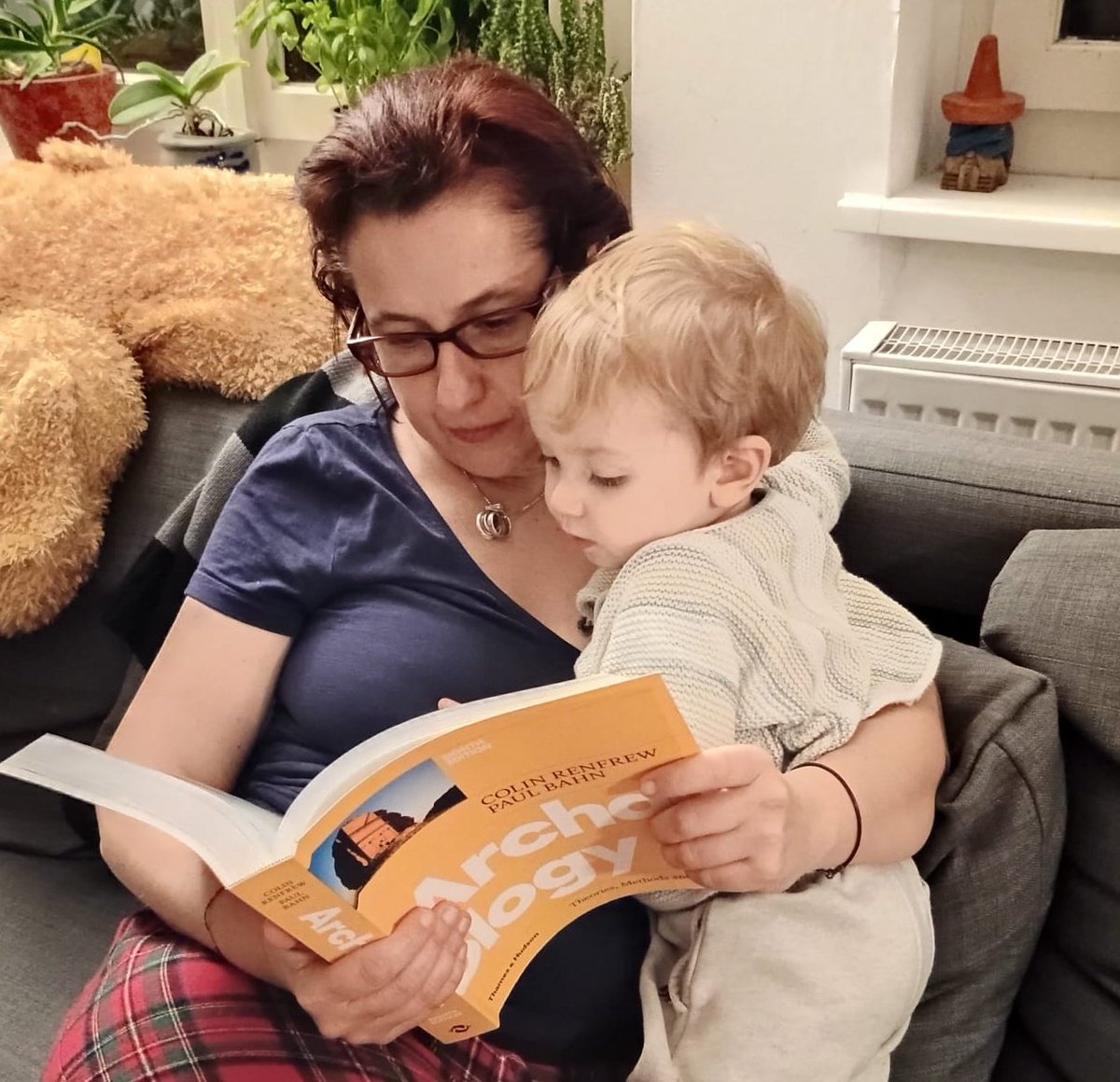 Reading one of my favourite books in good company 😉!
#Archaeology #motherlove
