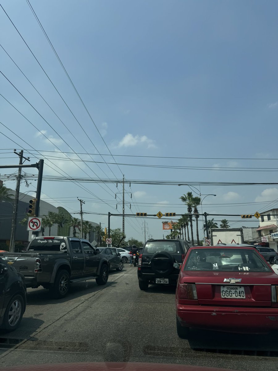 No entiendo porque son las 2 de la tarde, se supone que hay un “horario” de cortes de luz y no hay un solo vigilante. Pero son las 2 am y están diez en cada carril haciendo batidas!!! <a href="/ATMGuayaquil/">ATM Guayaquil</a>