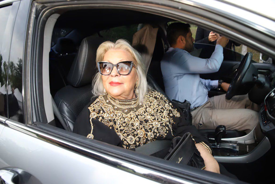 NOTA DE COLOR

En esta foto se puede ver a la “Pitonisa de la Moral”, que ya no es Diputada Nacional y nadie sabe de qué trabaja, con uno de sus dos choferes (y más de 20 custodios) pagados desde el Gobierno de la Ciudad. Las contradicciones se cuentan solas.
CIAO!