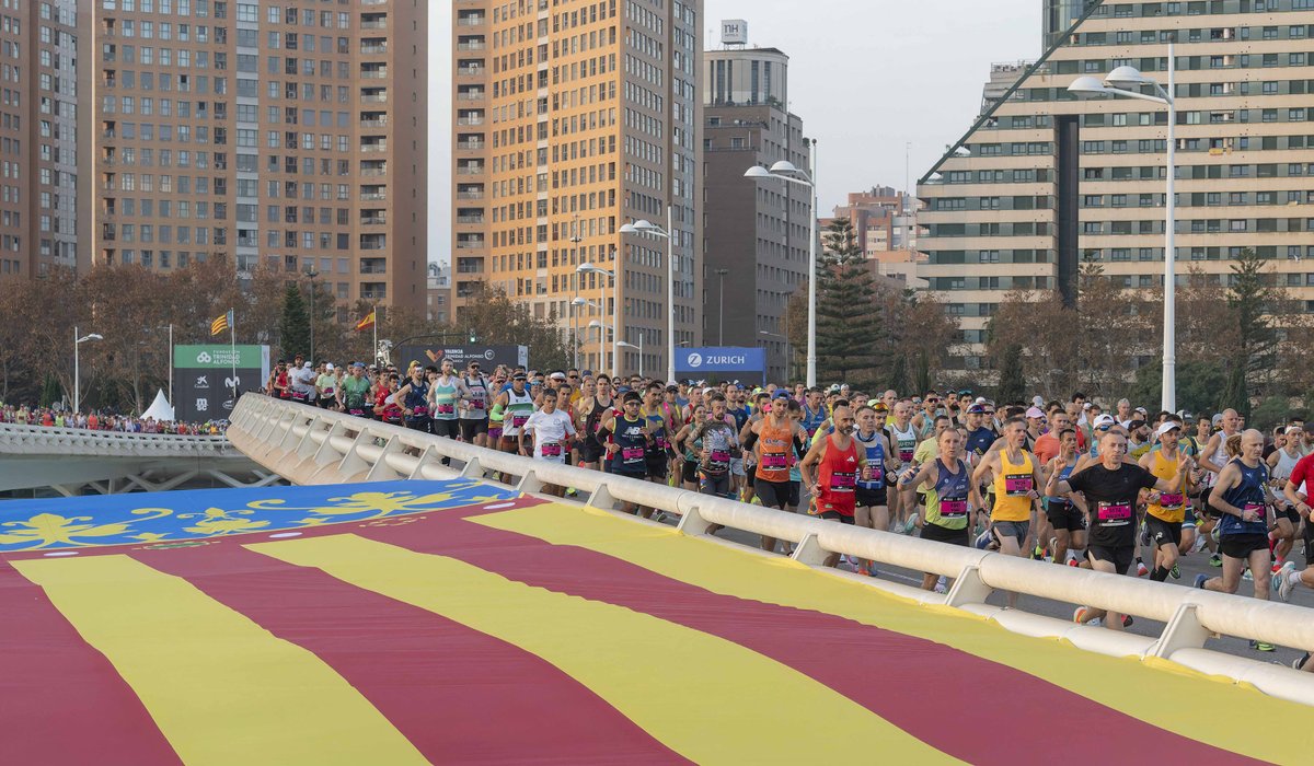 Un año más, hemos patrocinado el <a href="/maratonvalencia/">Maratón Valencia</a>. 🙌 Esta vez, nuestros #RunnersCaixaBank han querido recordar y rendir homenaje a las personas y empresas afectadas por la tragedia de la DANA con el mensaje #CaixaBankConValencia.
¡Enhorabuena a todos los participantes! 👏