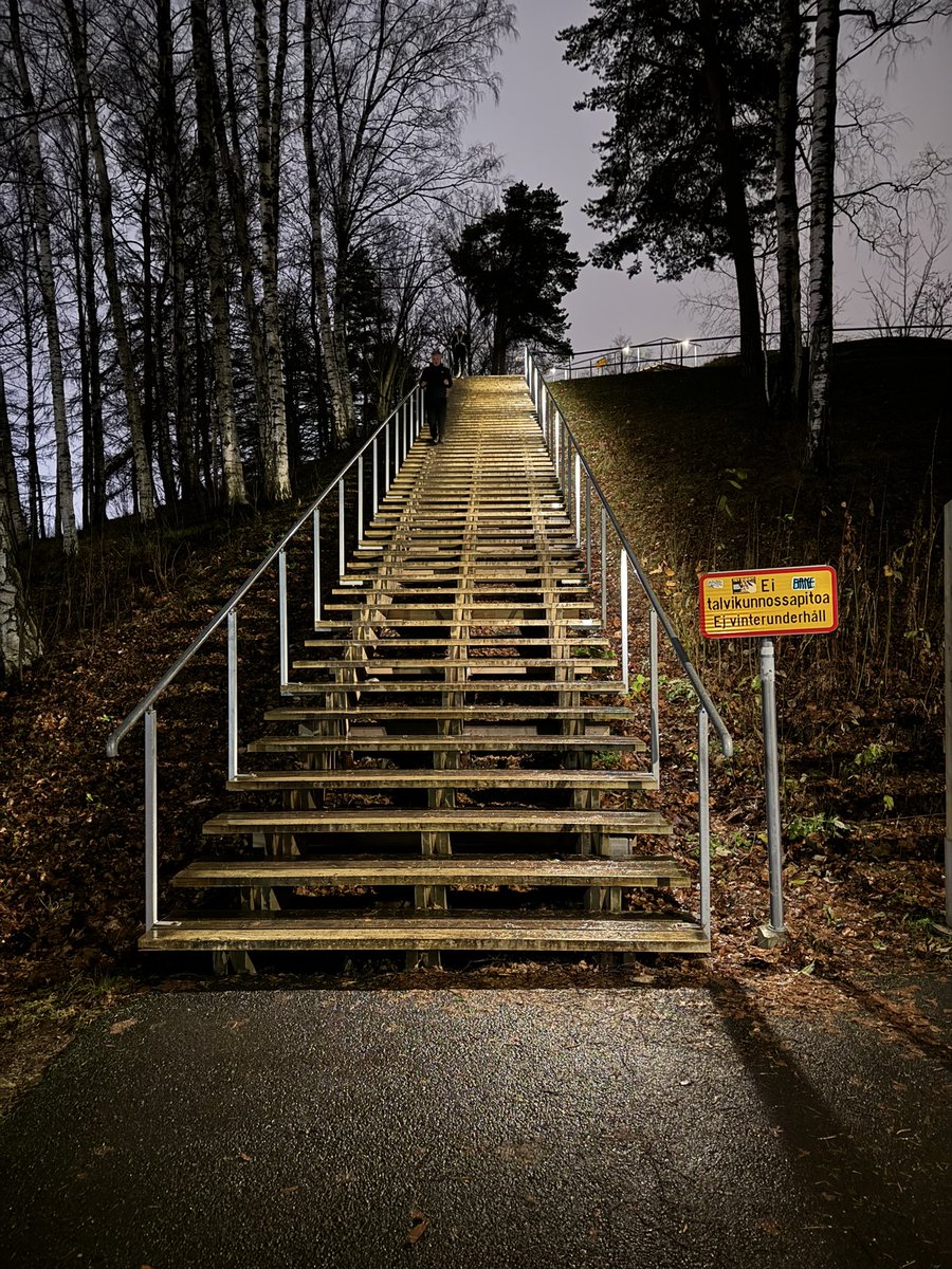 Sitä tuntee elävänsä, kun vetää kuntoportaat täysillä ylös niin monta kertaa, että meinaa laatta lentää.

Liike on lääke 💪🏼