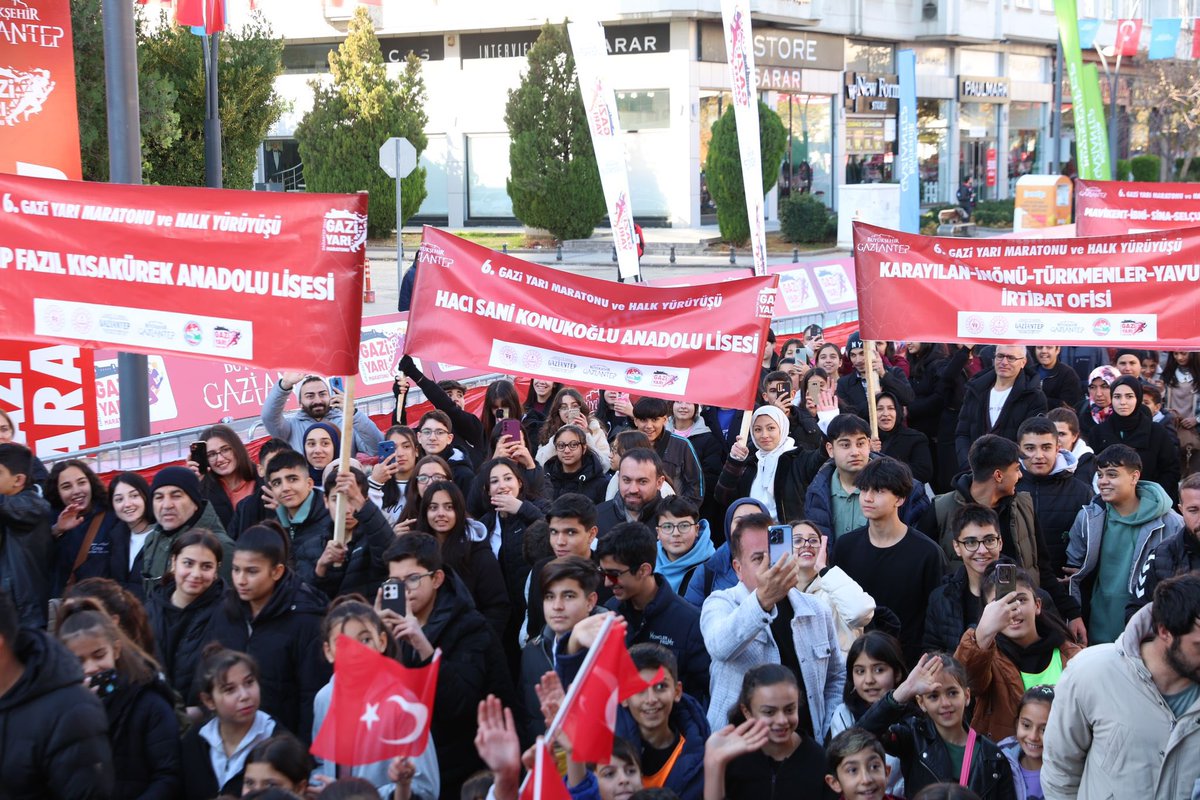 Gbbengelsizkent's tweet photo. 👟 10 km parkurunda 728, 21 km parkurunda 387 sporcu mücadele ederken, 25 bin kişi halk koşusuyla şehrimizin sokaklarını adımladı.

Kadın, erkek, genç, yaşlı demeden herkesi bir araya getiren bu muhteşem organizasyonda sporun birleştirici gücünü hissettik! Gaziantep’e bu yakışır https://t.co/ceMbKgwAse