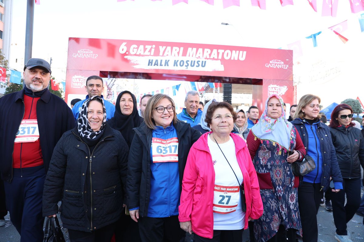 👟 10 km parkurunda 728, 21 km parkurunda 387 sporcu mücadele ederken, 25 bin kişi halk koşusuyla şehrimizin sokaklarını adımladı.

Kadın, erkek, genç, yaşlı demeden herkesi bir araya getiren bu muhteşem organizasyonda sporun birleştirici gücünü hissettik! Gaziantep’e bu yakışır