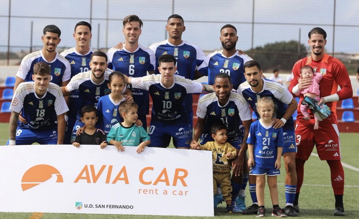 Antonio León (@antonioleonrgue) on Twitter photo TERCERA FEDERACIÓN 🇮🇨.
FINAL en el Pancho Bermúdez
<a href="/UD_Lanzarote/">UD Lanzarote</a> 0 - <a href="/udsanfer/">AVIA CAR San Fernando</a> 3 (Carlos Galván, min. 19; Aythami Betancort, min. 82 y <a href="/chufarias_9/">Jesús Farias</a>, min. 84)
La <a href="/udsanfer/">AVIA CAR San Fernando</a> sigue líder sumando su 5° victoria consecutiva y acabando con la imbatibilidad de <a href="/RuymanFernandez/">Ruyman Fernandez</a> 524 min TERCERA FEDERACIÓN 🇮🇨.
FINAL en el Pancho Bermúdez
<a href="/UD_Lanzarote/">UD Lanzarote</a> 0 - <a href="/udsanfer/">AVIA CAR San Fernando</a> 3 (Carlos Galván, min. 19; Aythami Betancort, min. 82 y <a href="/chufarias_9/">Jesús Farias</a>, min. 84)
La <a href="/udsanfer/">AVIA CAR San Fernando</a> sigue líder sumando su 5° victoria consecutiva y acabando con la imbatibilidad de <a href="/RuymanFernandez/">Ruyman Fernandez</a> 524 min