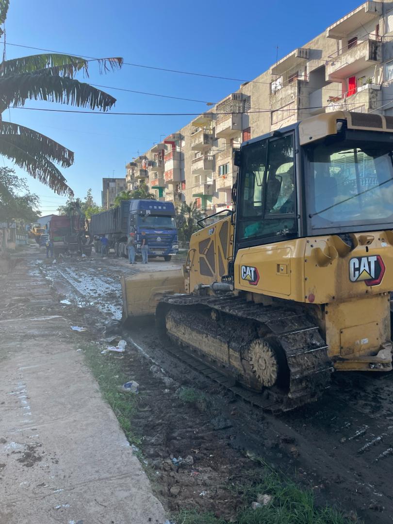 JorgeLTamayoD's tweet photo. Desde bien temprano en la mañana batidos en las tareas de saneamiento en el Reparto Abel Santamaría en el capitalino municipio de #Boyeros. #Cuba #IndustriasCuba #CubaRecicla #UnidosPorCuba https://t.co/RwixI35SQS