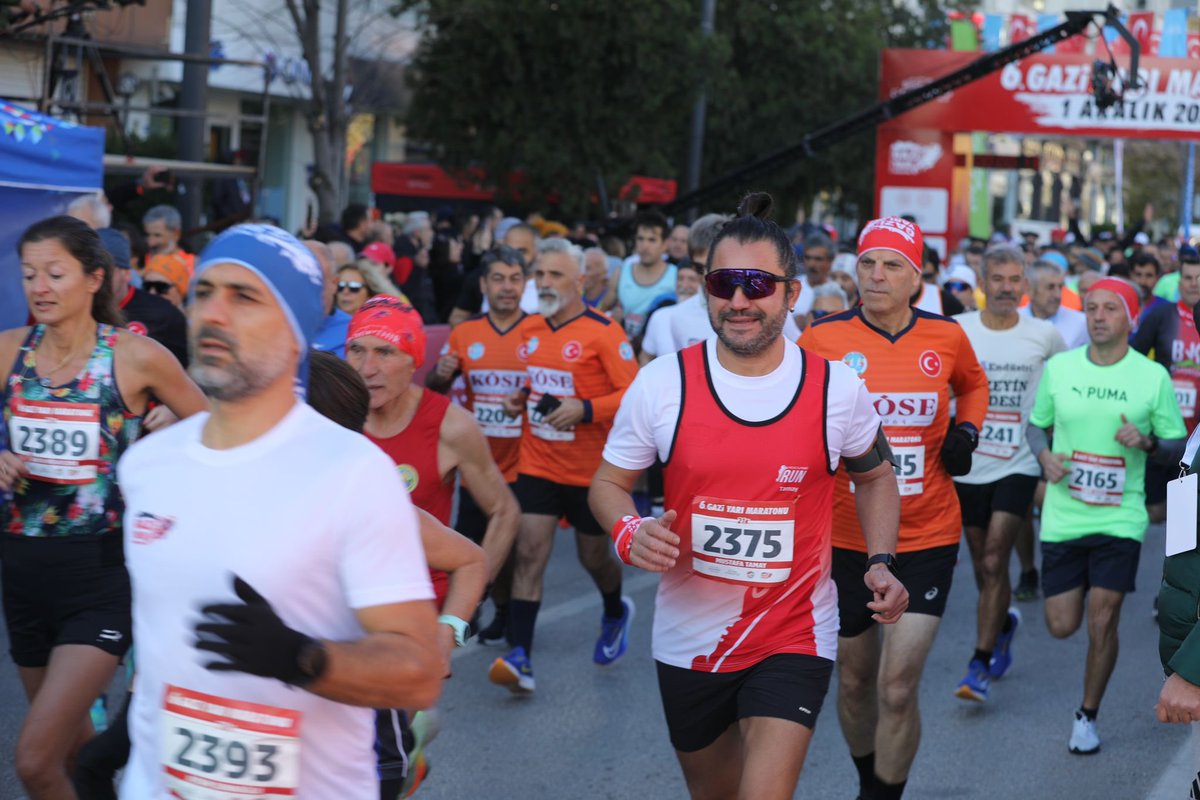 6. Gazi Yarı Maratonu’nda Gaziantep, sporun ve dayanışmanın adresi oldu! 🏃‍♂️✨

🌍 24 farklı ülkeden 142 yabancı sporcu, 🇹🇷 53 şehirden 973 Türk sporcu toplamda 1.115 kişiyle profesyonel parkurlarda yarıştı. #GaziantepAşkıylaKoş