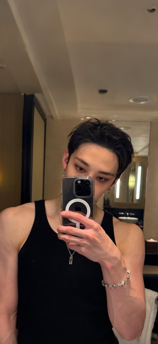 304rchive's tweet photo. #방찬 #BangChan mirror selca update 

lockscreen/wallpapers ver. 

@Stray_Kids #StrayKids https://t.co/GM9Lyn7FLO