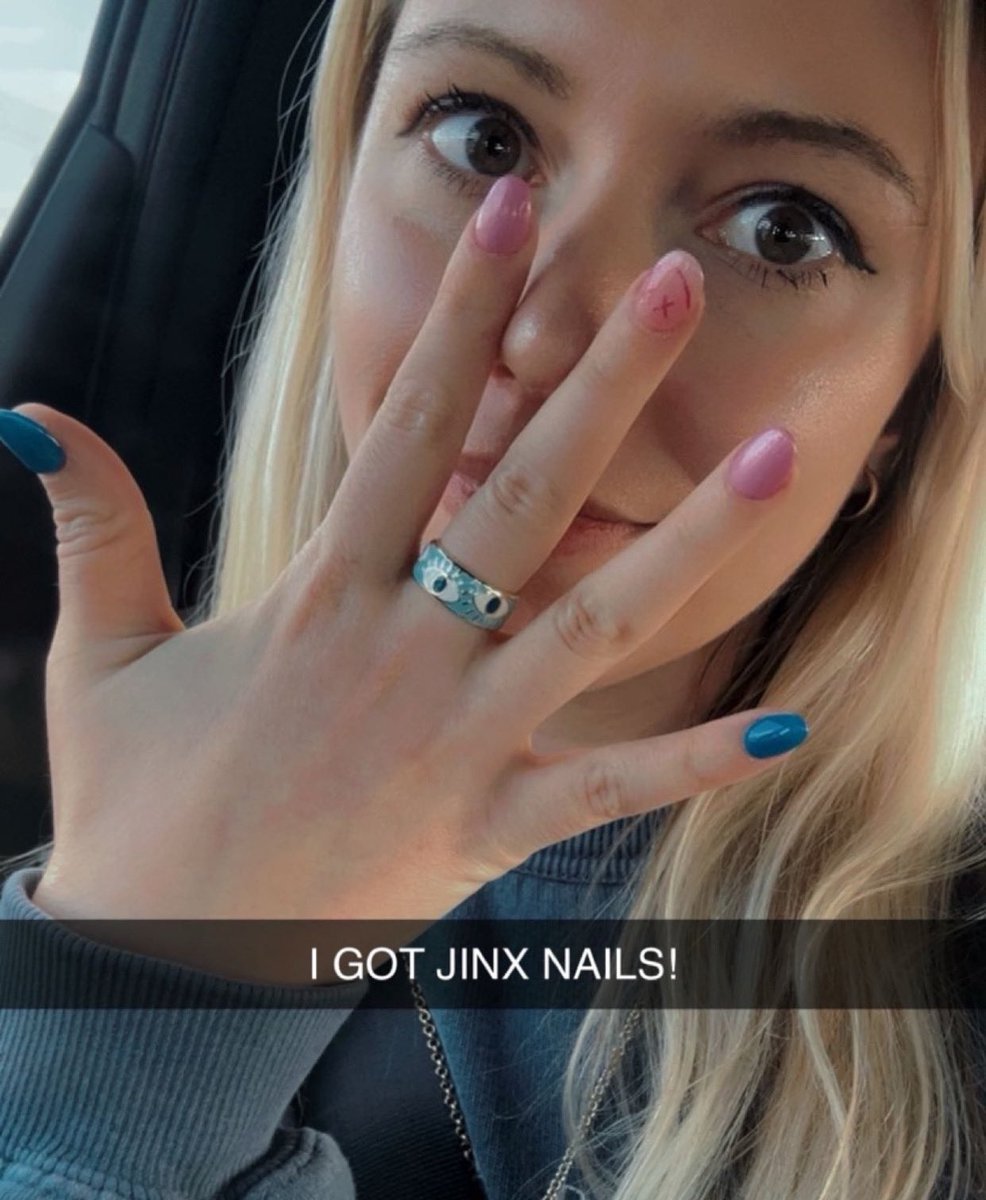 KaybeeCosplays's tweet image. jinx nails 😌 

#arcane #jinx #LoL #League_of_Legends