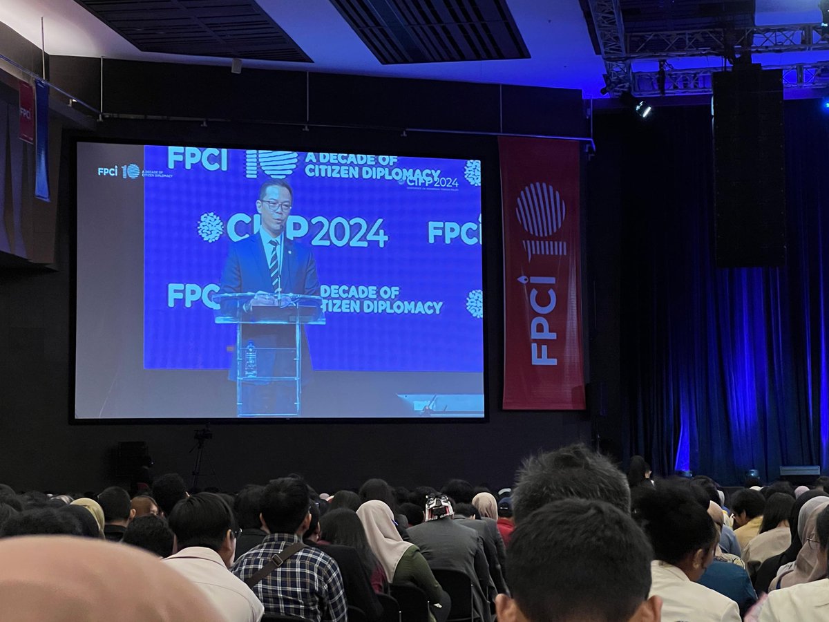 I didn't know what to expect before listening to FM Sugiono's opening remarks, but this was an actual thing he said:

“I don’t want to pretend that I know international relations more than you ... I have been appointed as Foreign Minister little more than a month ago.”

#CIFP2024