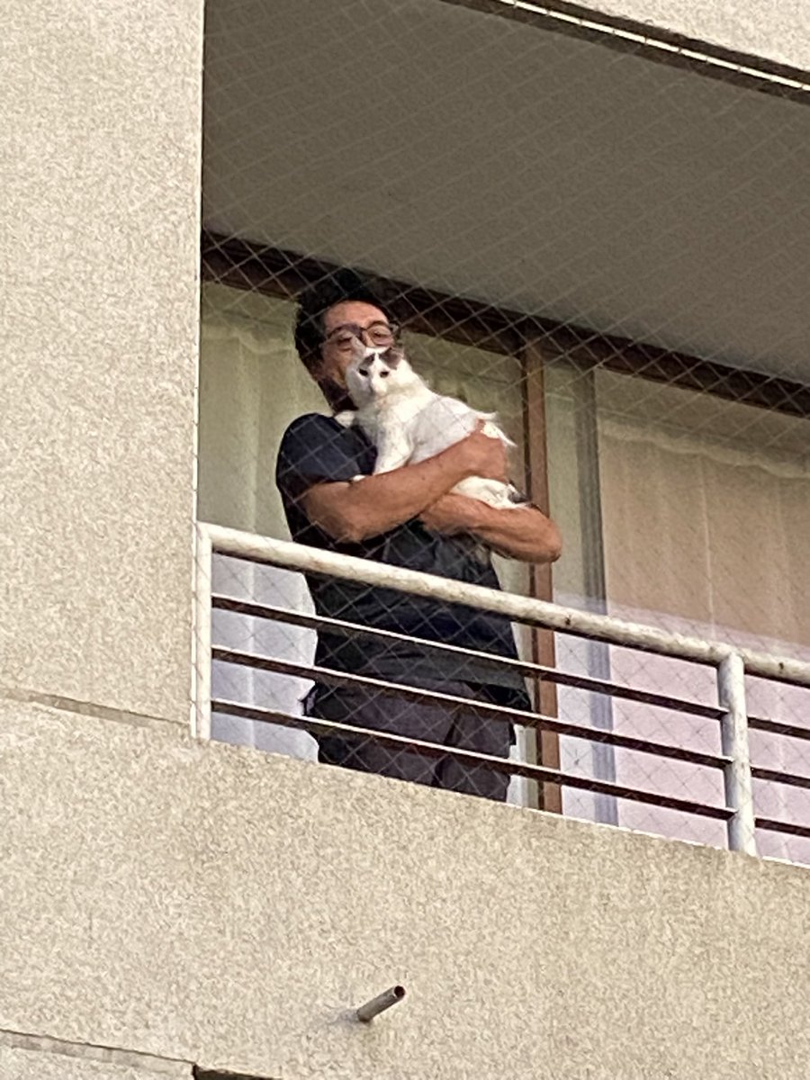 Cassata20's tweet photo. ¿Recuerdan a Pachu?
Hace unos días pasamos por fuera de su edificio y ahí estaba siendo regaloneado por su humano.
Ahora se llama Merengue 💅 
Aún nos queda por pagar su deuda en clínica. Mes a mes hemos ido abonando de $50.000. https://t.co/0cDsfo6QRF