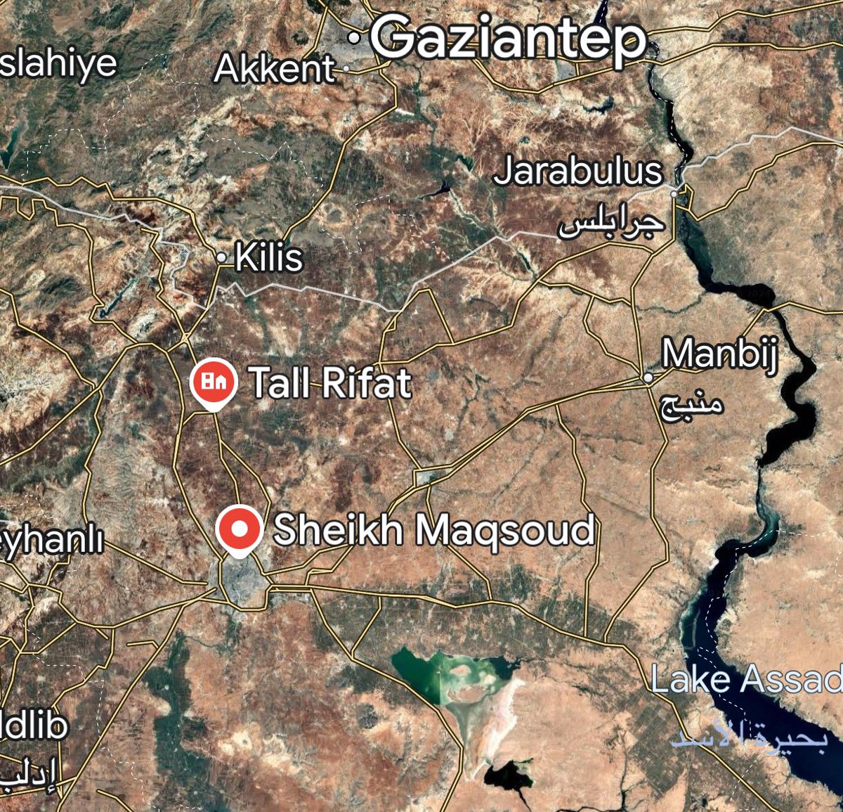 قوات سوريا الديمقراطية ( حزب العمال الكردستاني ) توفر الحماية في الشيخ مقصود / حلب للنازحين ( #الشيعة و #المسيح و #الدروز ) بعد الانسحاب الغريب للجيش السوري من #حلب .
جبهة النصرة الارهابية المدعومة من #تركيا تحاصر منطقة الشيخ مقصود مما ينذر بمجزرة كبيرة ضد النازحين هناك خاصة بعد