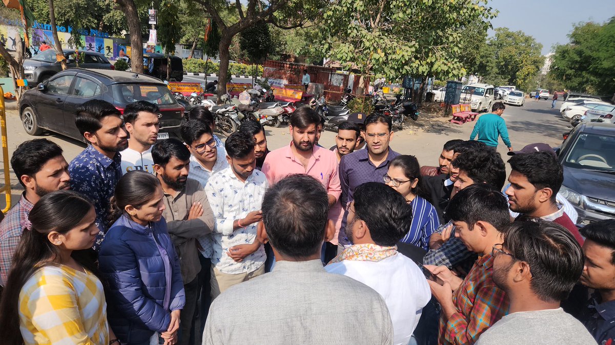 आज जूनियर अकाउंटेंट भर्ती में चयनित अभ्यर्थियों ने मुलाकात की।
कर्मचारी चयन बोर्ड अध्यक्ष और संबंधित सरकारी एडवोकेट से बात करके 5 दिसंबर को न्यायालय से जूनियर अकाउंटेंट भर्ती का निस्तारण हेतु निवेदन किया।