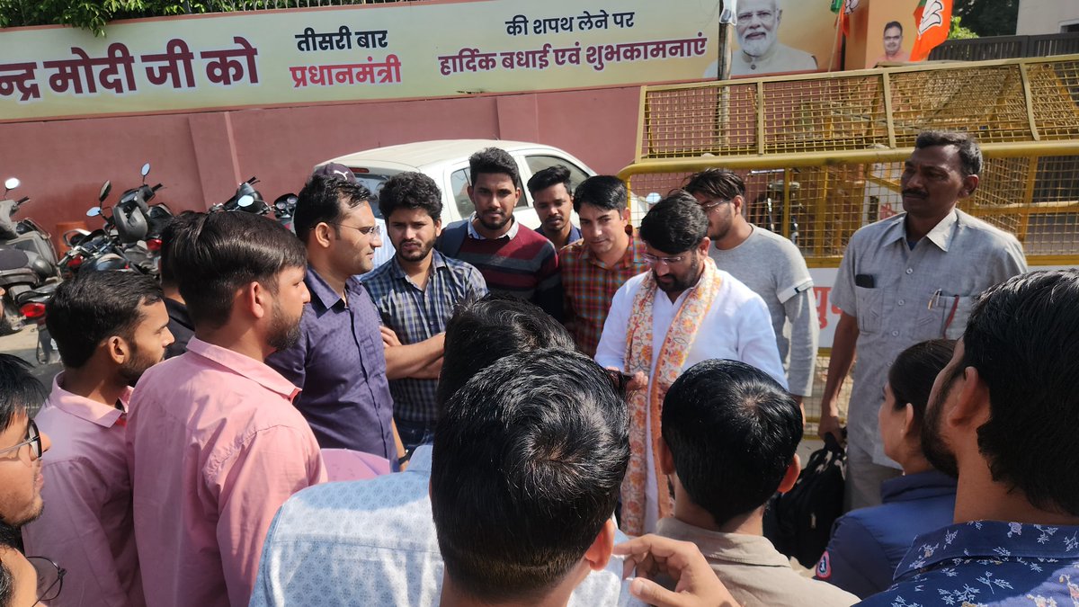 TheUpenYadav's tweet photo. आज जूनियर अकाउंटेंट भर्ती में चयनित अभ्यर्थियों ने मुलाकात की।
कर्मचारी चयन बोर्ड अध्यक्ष और संबंधित सरकारी एडवोकेट से बात करके 5 दिसंबर को न्यायालय से जूनियर अकाउंटेंट भर्ती का निस्तारण हेतु निवेदन किया। https://t.co/ZC9PrQ2WVn