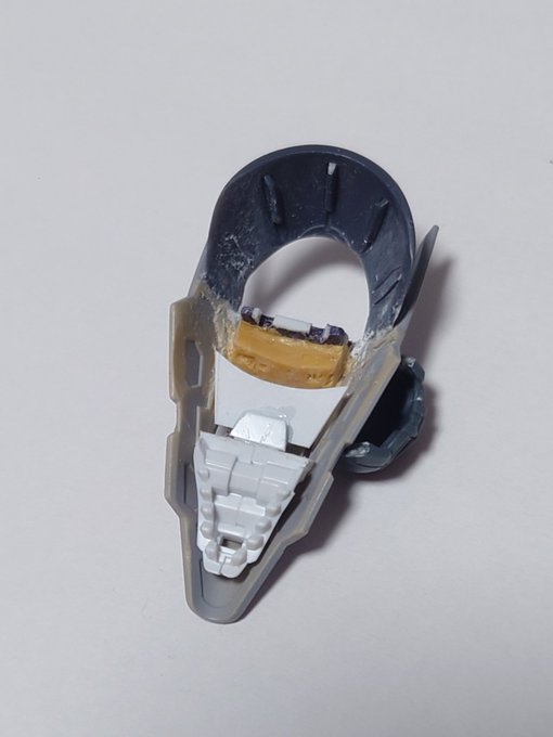 一回付け直してもかまぼこがジョイントまで届いてなかったのでプラ板貼り付けて延長したらようやくギリ保持できるようになった
あとエポパテで作ったヘッドギアグラつかないようにするための抑えが見栄え悪いのでプラ板で裏打ち風のパーツも追加 