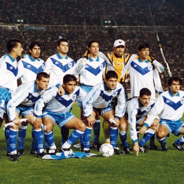 VelezanaData's tweet photo. ⭐️🇯🇵🏆 El 1° de diciembre de 1994 @Velez superó al #Milan 🇮🇹 por 2 a 0 en Japón y se proclamó Campeón Intercontinental.

🙌🏻🌍 La gloria máxima del fútbol a nivel Clubes, solo la pueden disfrutar 31 Instituciones. Y El Fortín es una de ellas.

Para ser grande...

#YoFui 🇯🇵 ¿Vos? https://t.co/rxzLTnT22N